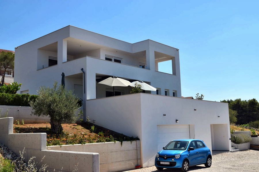 Villa bianca con logge e garage sopra il viale d'accesso