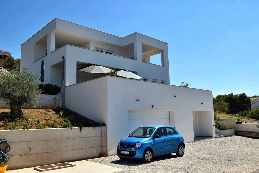 Villa con ombrelloni sulla terrazza sopra il garage