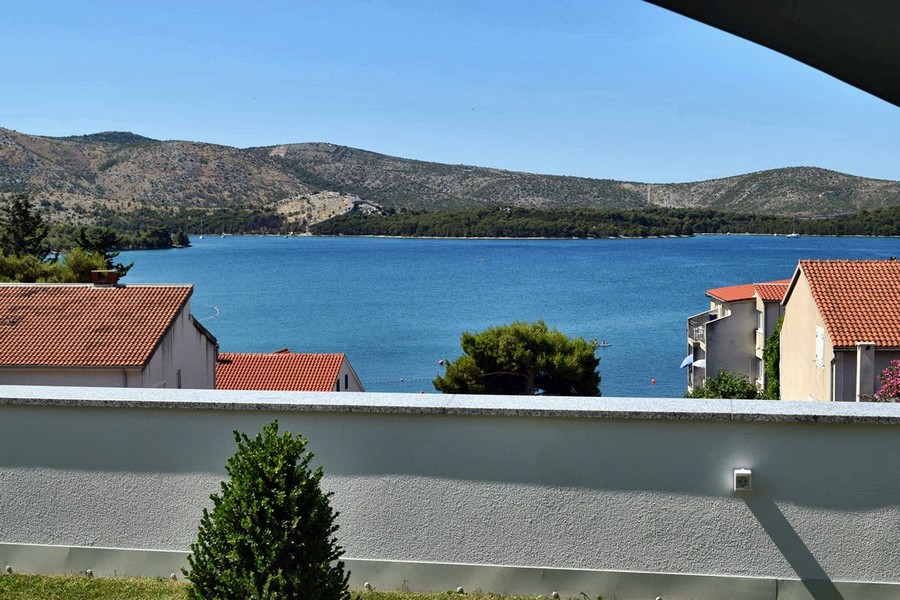 Vista dalla terrazza sulla baia fino alle colline