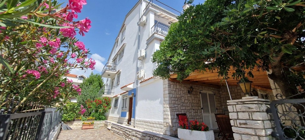 Villa a Selce con balconi e oleandri in fiore davanti