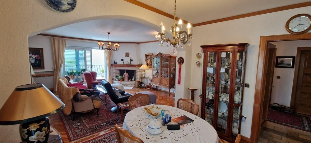 Sala da pranzo con tavolo rotondo e passaggio verso la zona giorno