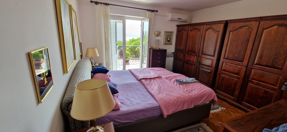 Camera da letto con armadio in legno e porta del balcone