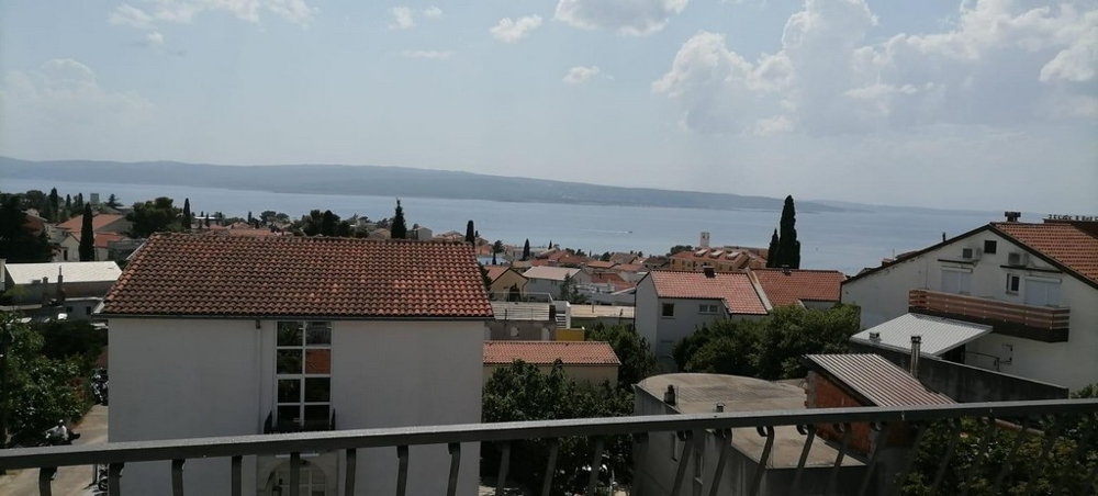 Vista dal balcone sui tetti di tegole fino al mare