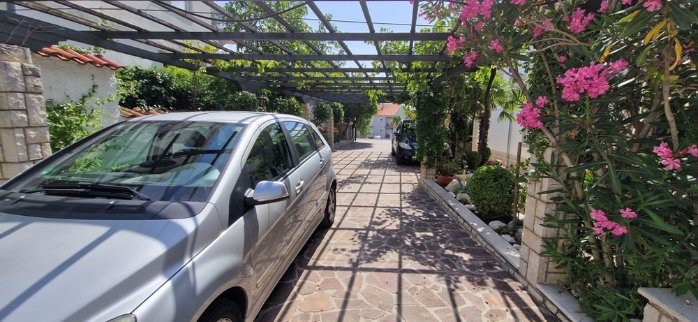 Accesso coperto con posti auto sotto la pergola