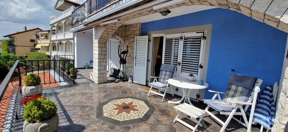 Terrazza con parete blu e sdraio