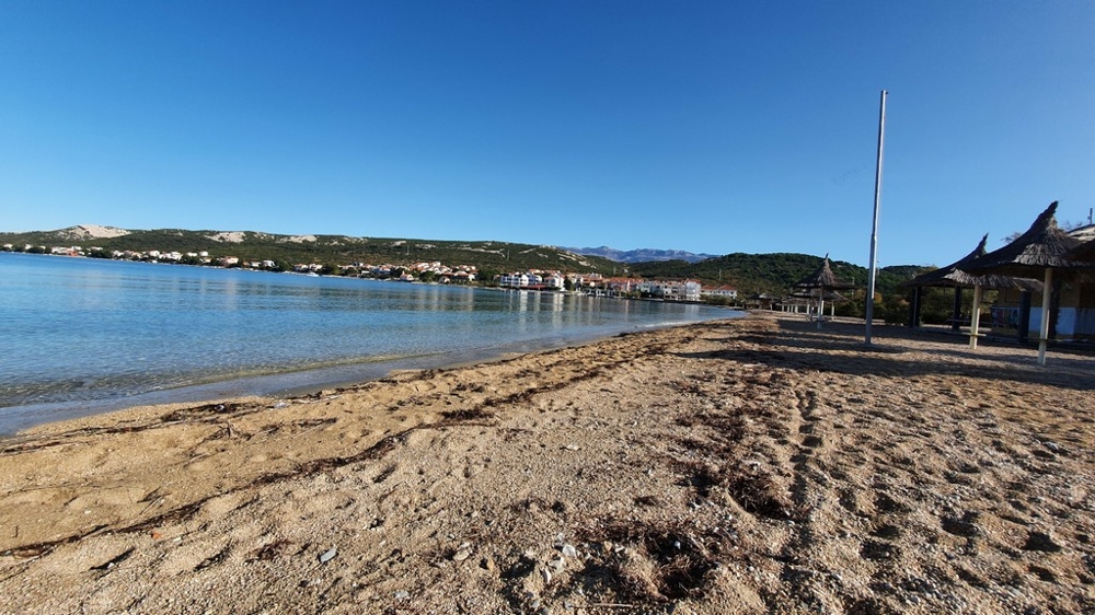 Passeggiata sulla spiaggia e baia per il bagno sul mare in Croazia