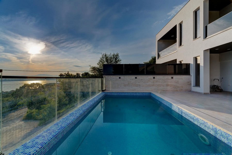 Casa bifamiliare a Dramalj con piscina alla luce della sera
