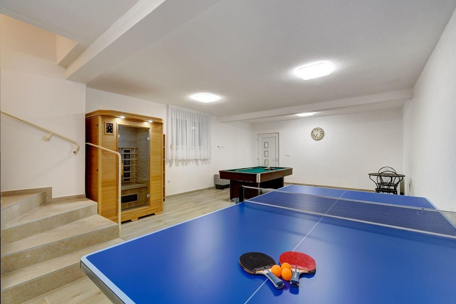 Tavolo da ping pong davanti alla sauna al piano interrato
