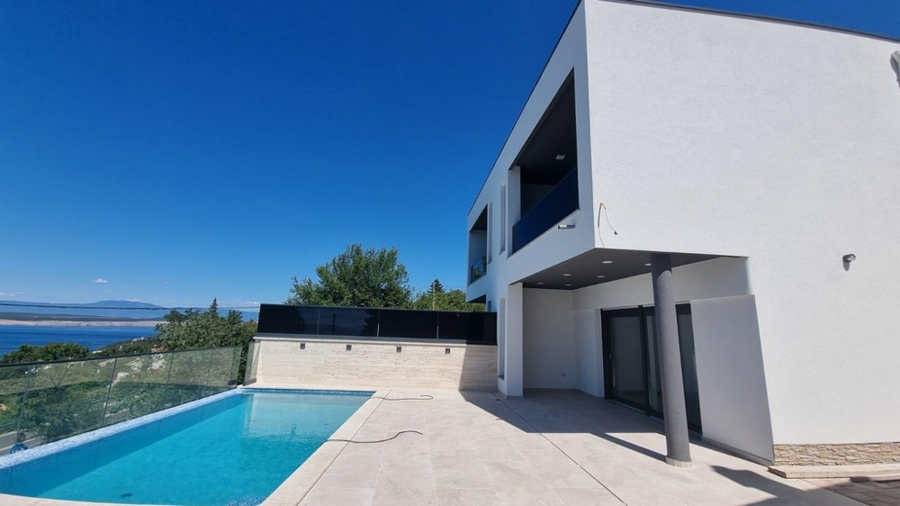 Facciata bianca della casa con piscina e terrazza sul pendio