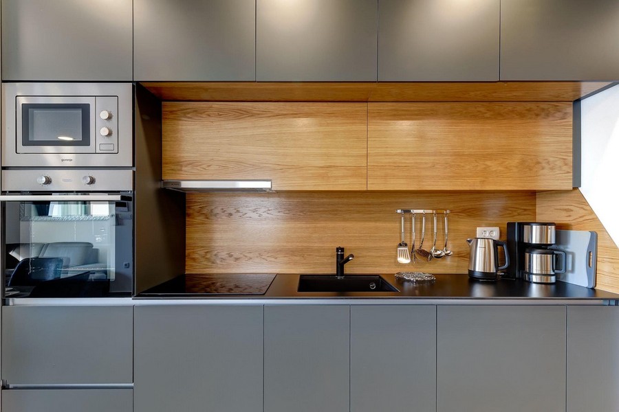 Cucina grigia con parete di fondo in legno