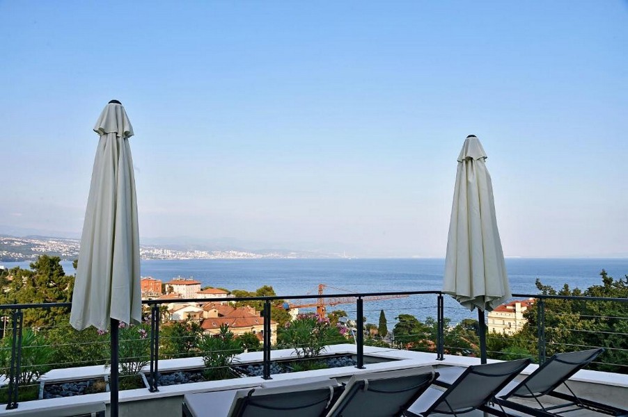 Terrazza sul tetto moderna con vista mare e lettini