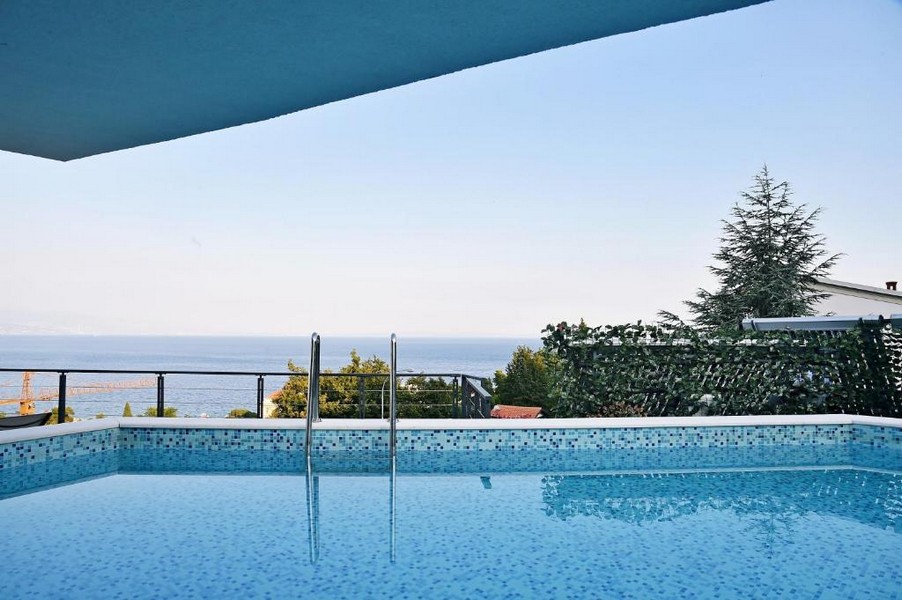 Area piscina con vista mare sulla terrazza sul tetto