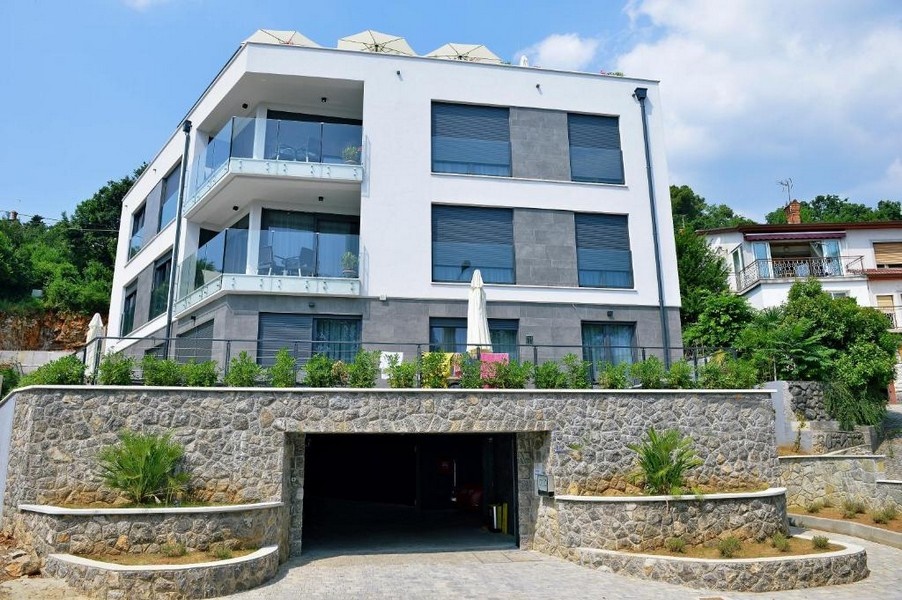 Casa plurifamiliare moderna con garage interrato e balconi