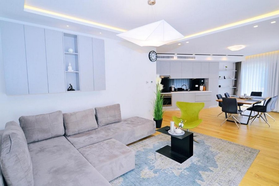 Zona giorno luminosa con cucina moderna e ampia zona pranzo