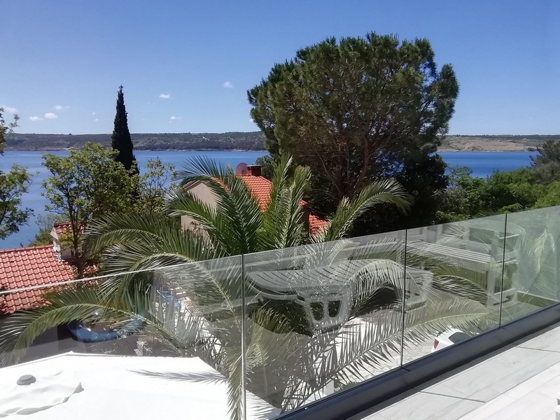 Casa a schiera a Posedarje con palma e vista sulla baia