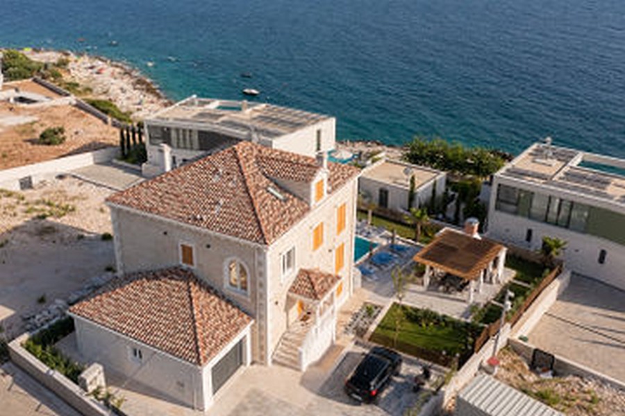 Veduta aerea della villa con piscina direttamente sulla costa rocciosa
