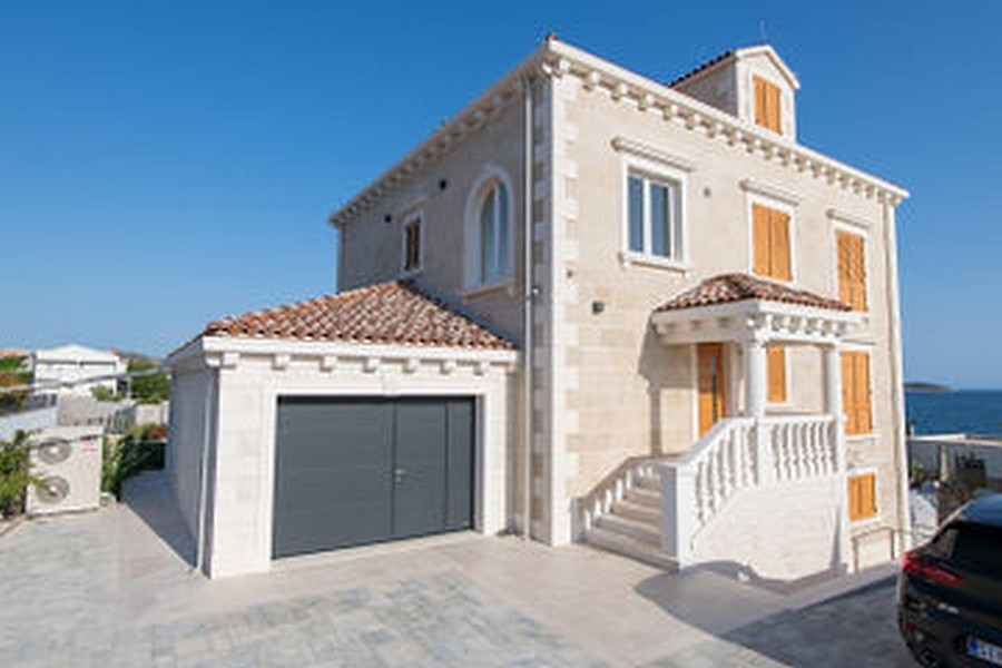 Villa in pietra con scalinata e garage nel cortile