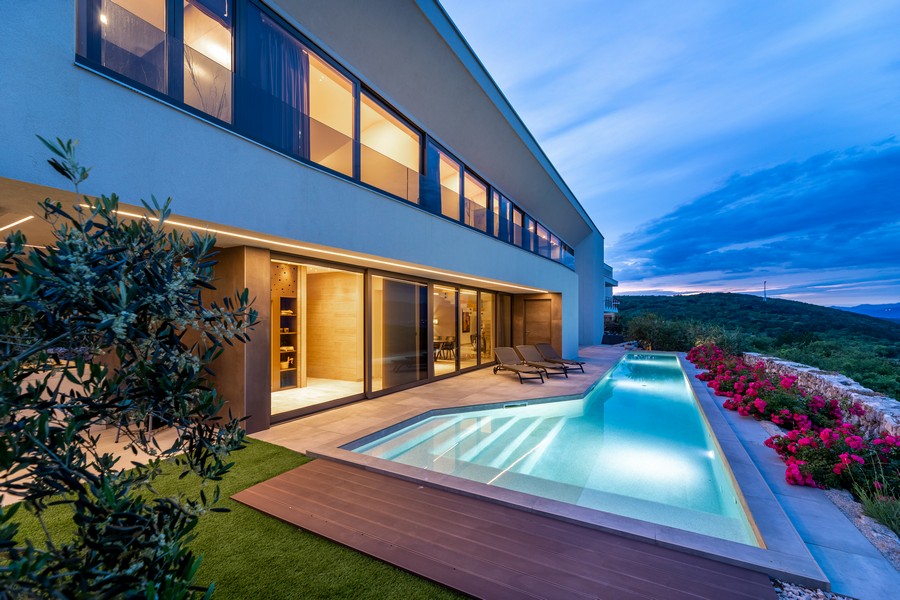 Villa di lusso a Krk con piscina illuminata al crepuscolo