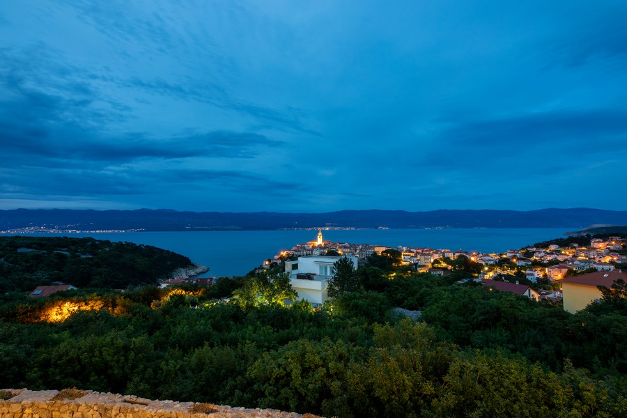 Luci del paese sulla costa nell'ora blu
