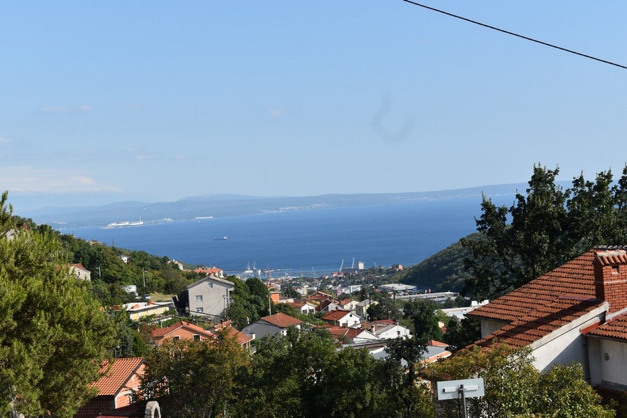 Casa a Rijeka con vista sui tetti e sulla baia