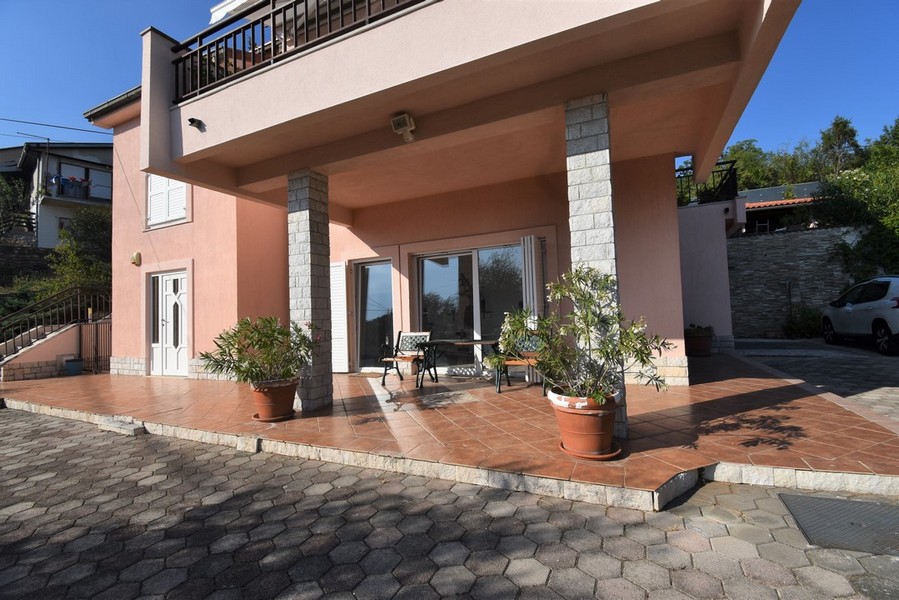 Terrazza coperta con colonne e piante in vaso