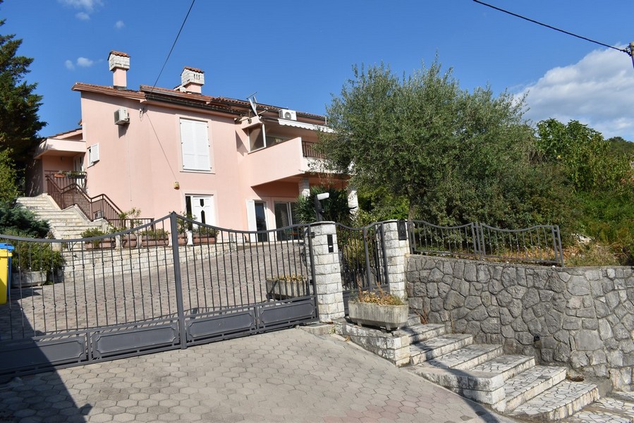 Viale d'accesso con cancello scorrevole e muro in pietra naturale