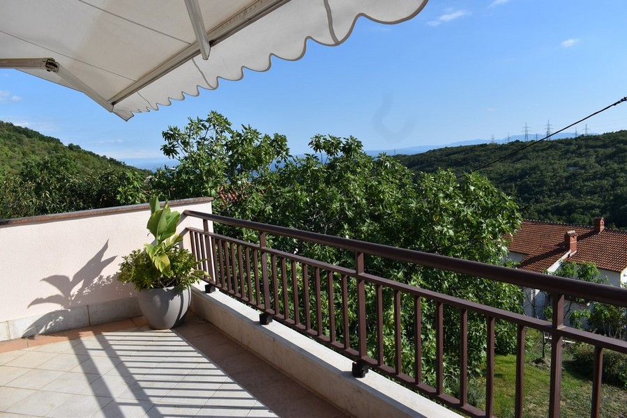 Balcone sotto la tenda da sole con vista sulle colline