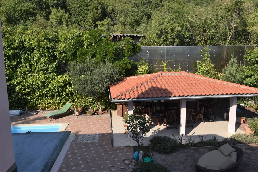 Vista dall'alto sulla piscina e sulla cucina estiva coperta