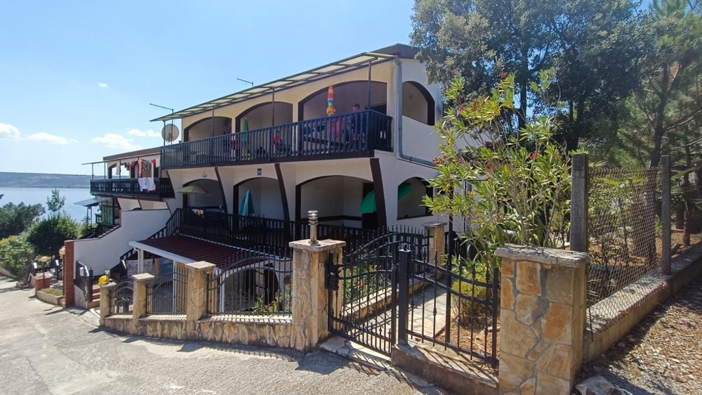 Edificio di appartamenti con balconi e vista mare in posizione tranquilla