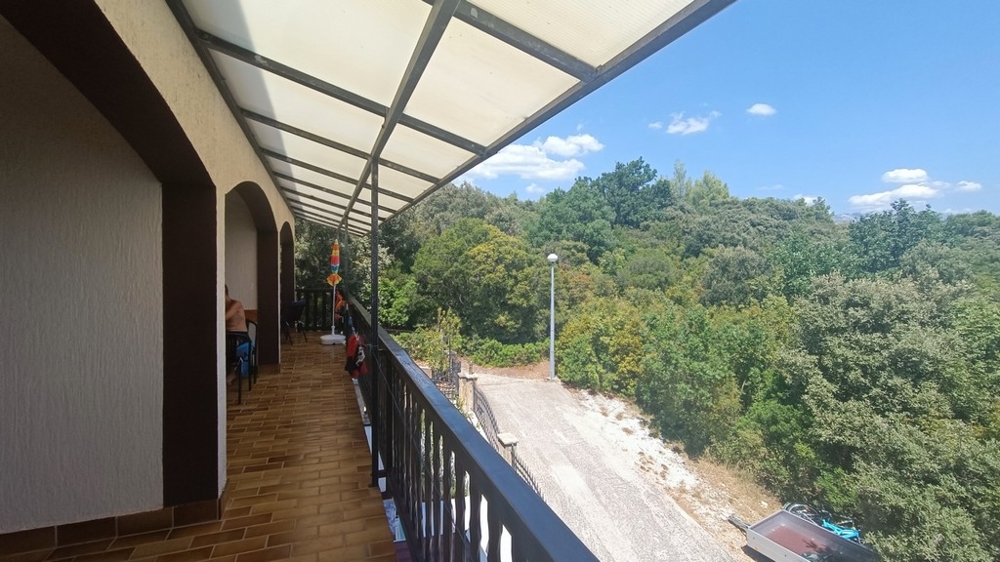 Lunga terrazza coperta con vista sul verde