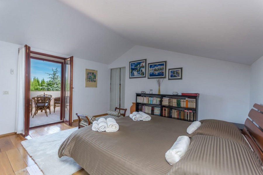 Camera da letto con terrazza.