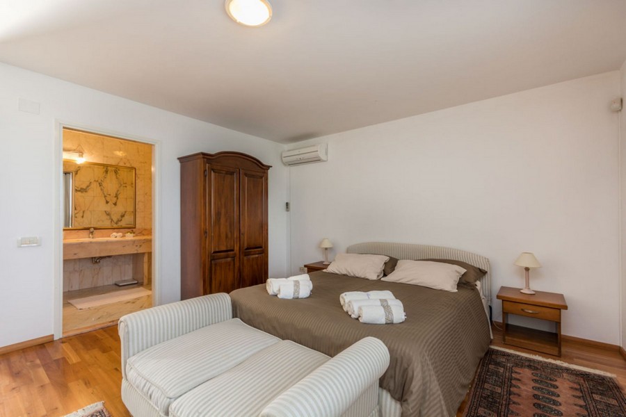 Camera da letto climatizzata.