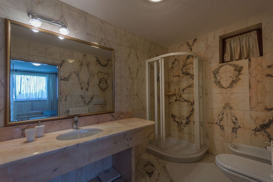 Bagno con doccia.