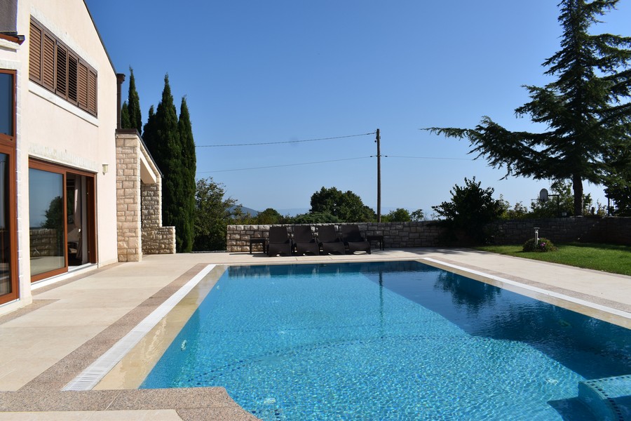 Piscina all'esterno della villa H2272 in Istria, Croazia - Panorama Scouting.