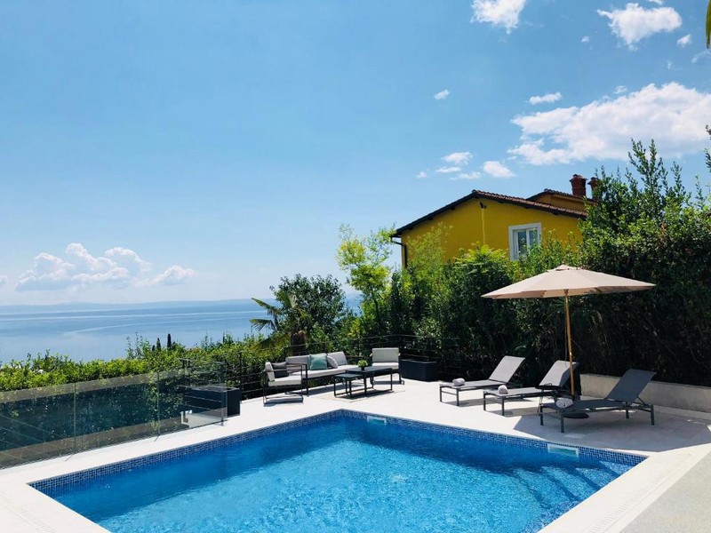 Villa moderna con piscina e vista mare sulla riviera di Opatija
