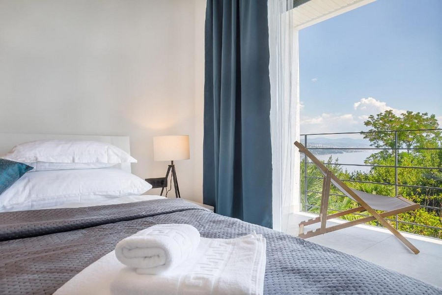 Camera da letto con letto matrimoniale e vista mare