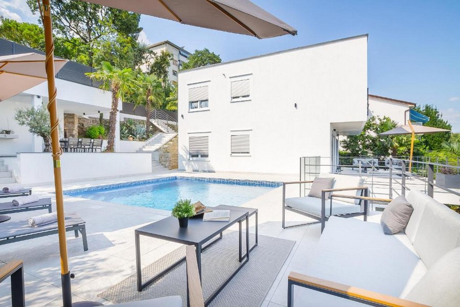Piscina e terrazza della villa moderna