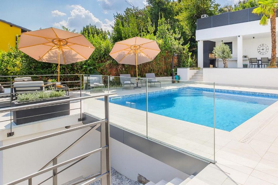 Piscina con ombrelloni e lettini