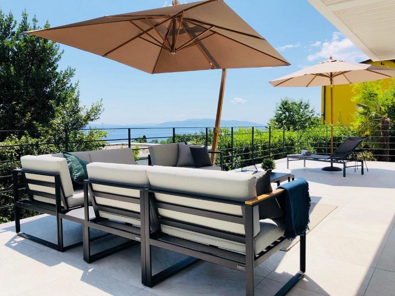 Terrazza con area lounge e vista mare
