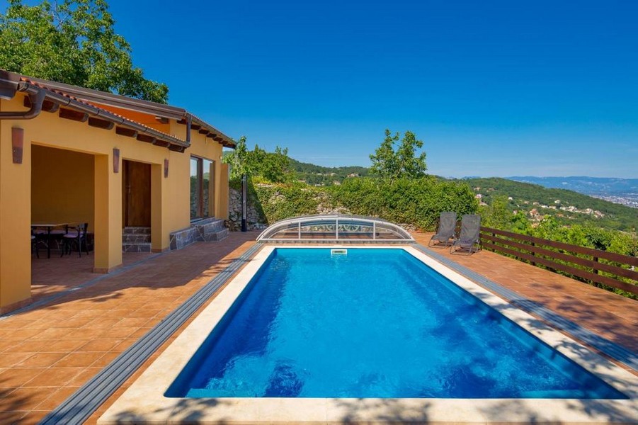 Piscina e terrazza coperta con vista mare