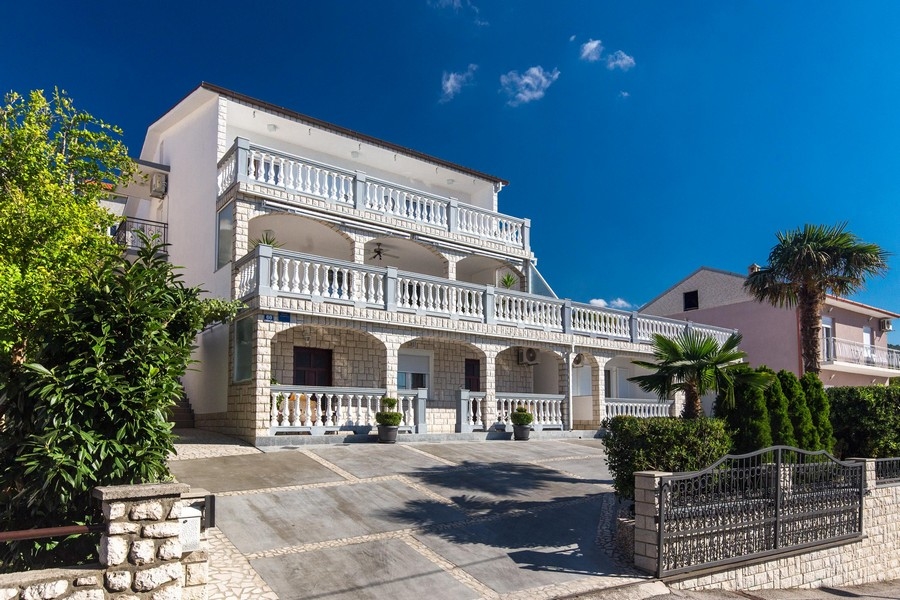 Edificio di appartamenti a Crikvenica con balaustre e arcate