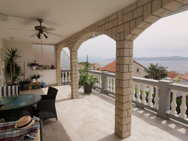 Loggia con archi e balaustra sopra la baia