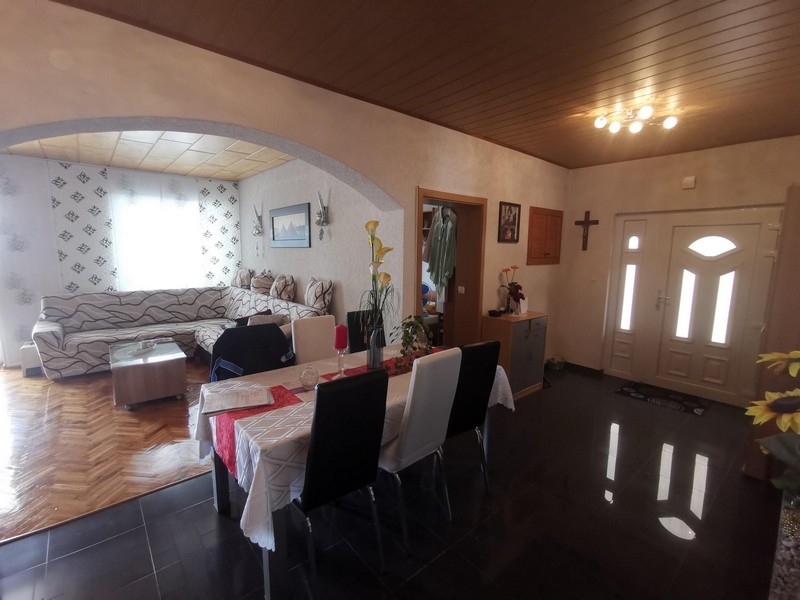 Zona pranzo con passaggio ad arco verso la zona giorno