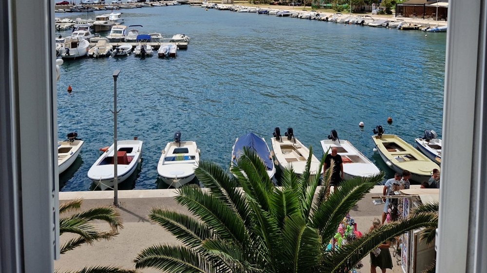 Vista sul porto e sul mare in Croazia