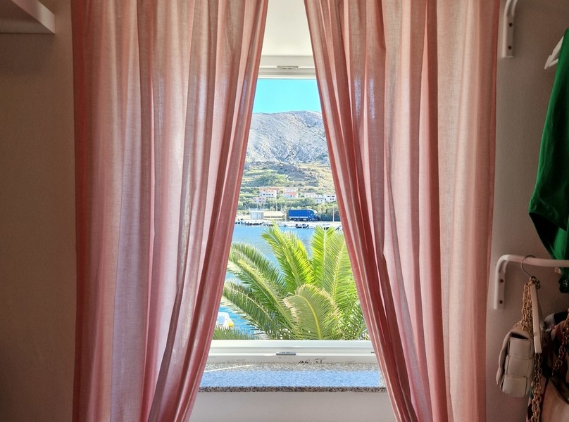 Vista mare dalla finestra di un appartamento