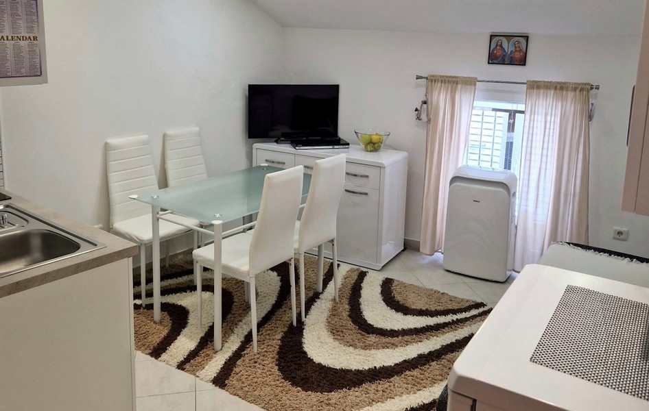 Zona giorno con cucina moderna e vista sul porto