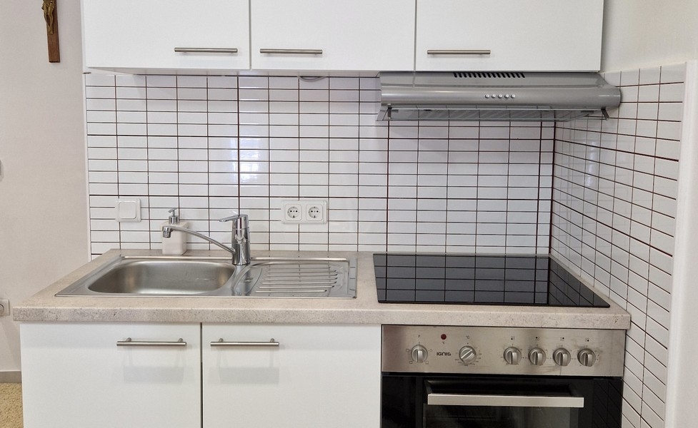Cucina lineare con elettrodomestici e vano contenitore