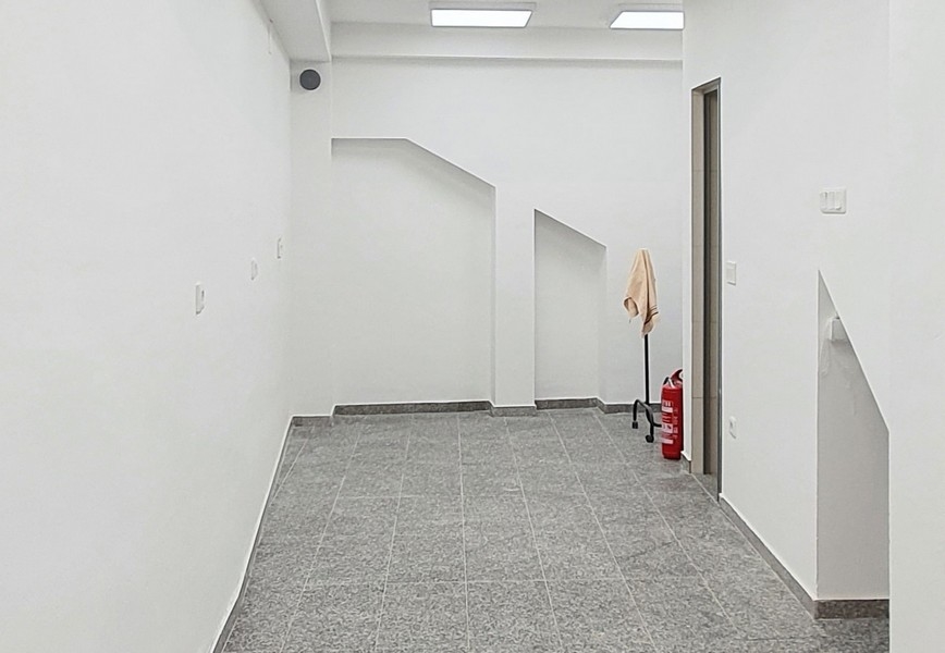 Interno luminoso con pavimento piastrellato