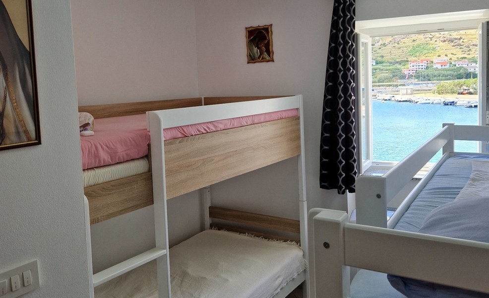 Camera da letto con letto a castello e vista mare