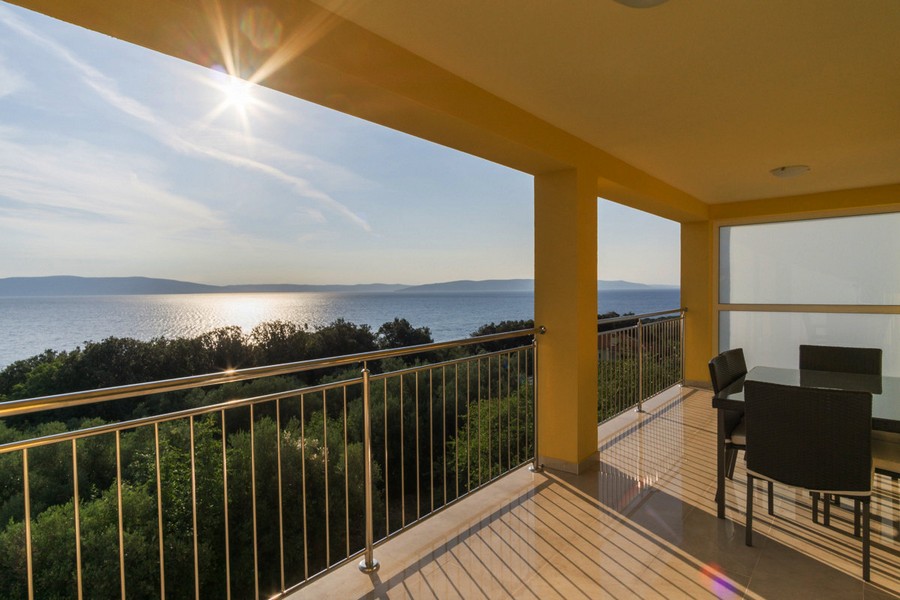 Terrazza coperta con vista mare all'alba in Istria